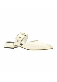 Mule en cuir blanc avec bout pointu et capuchon métallique. Doté d'une large lanière de cheville avec une grande boucle en argent et un petit talon carré.