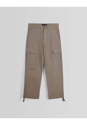Pantalones cargo beige con un ajuste relajado, que cuentan con dos bolsillos laterales y dos grandes bolsillos cargo, fabricados en tejido ligero. Con cordones ajustables en el dobladillo.