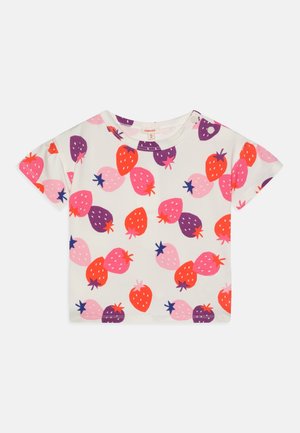 Biały t-shirt z krótkim rękawem z kolorowym nadrukiem truskawek w odcieniach różu, czerwieni i fioletu. Miękki bawełniany materiał z okrągłym dekoltem.