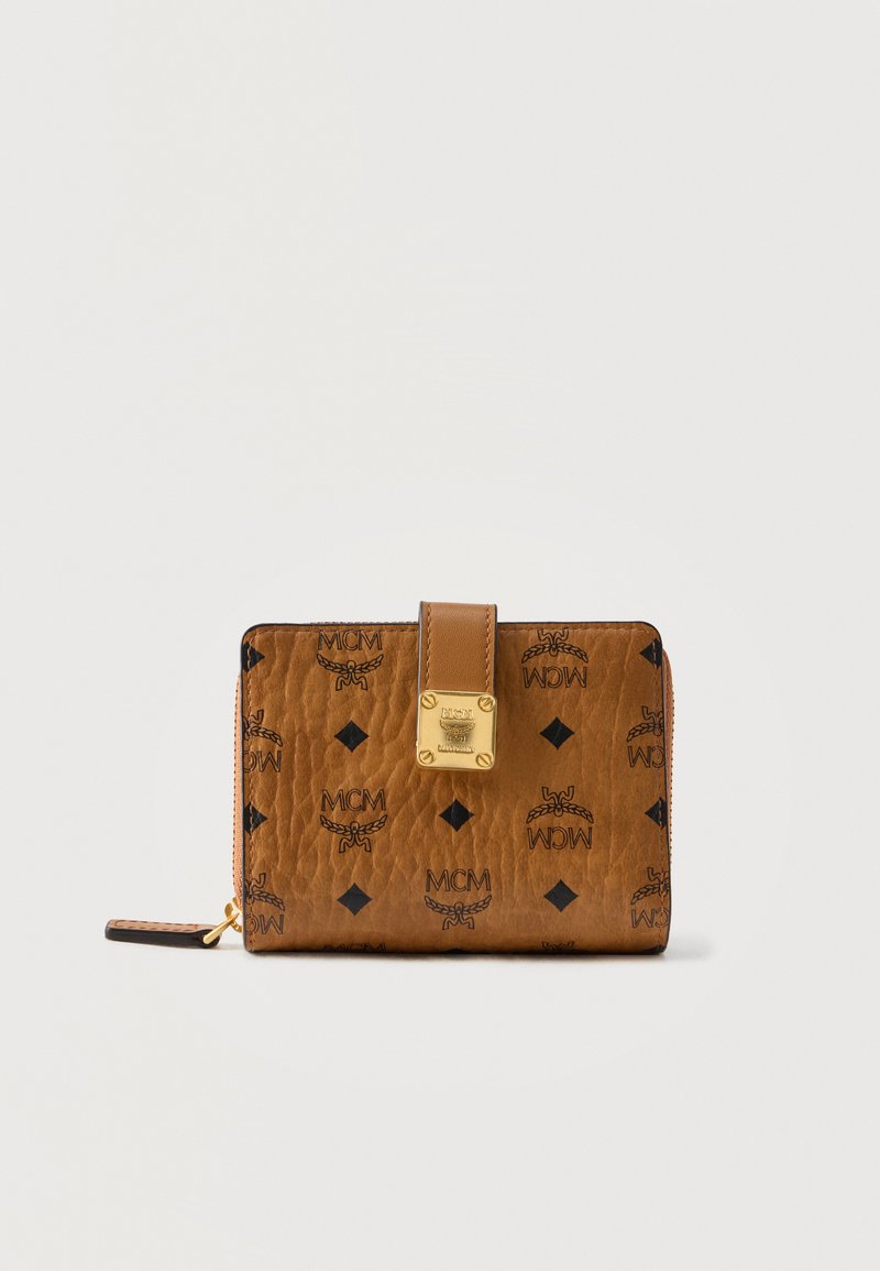 Portefeuille en cuir marron avec logos MCM noirs et formes losanges, fermoir doré et poche latérale zippée sur fond blanc.