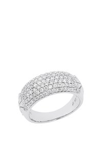 Anello in argento con una fascia curva e una superficie pavimentata di numerosi piccoli gemmarini trasparenti e rotondi, creando un effetto testurizzato e scintillante.