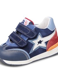 Sneaker in suede blu navy con design a stella bianca, dettagli rossi e blu chiaro, strap in Velcro e suola in gomma texturizzata per una buona presa.