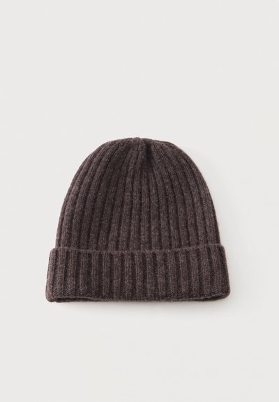 Bonnet en tricot côtelé marron foncé avec revers plié, présenté à plat sur un fond clair.