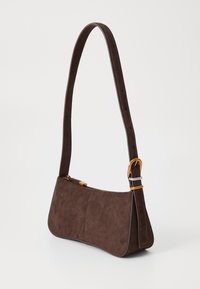 Borsa a spalla in suede marrone con una texture liscia, forma curvata e dettagli in metallo dorato. Presenta una tracolla regolabile e una chiusura con zip.