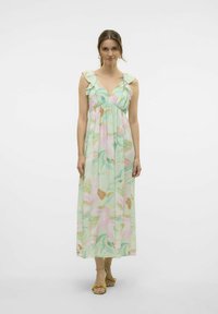 Abito maxi in tessuto verde chiaro, caratterizzato da un motivo floreale nei toni del rosa e del giallo, con spalline arricciate e una vestibilità comoda.
