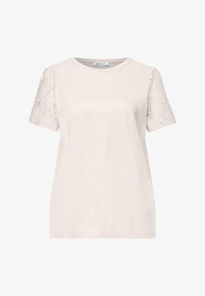 Top beige da donna a maniche corte con scollo rotondo e dettagli in pizzo decorato sulle maniche, etichettato "Street One" all'interno del colletto.