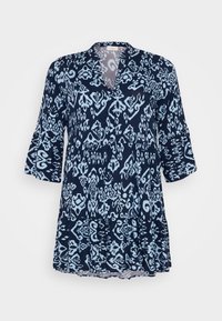 Mörkblå klänning med ljusblå intrikata geometriska och blommönster, trekvartslånga ärmar, v-ringning och lagerkjol.