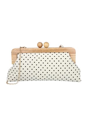Bolso de mano con tela blanca con lunares negros, marco superior de madera con dos cierres redondos de madera y una delicada correa de cadena dorada.