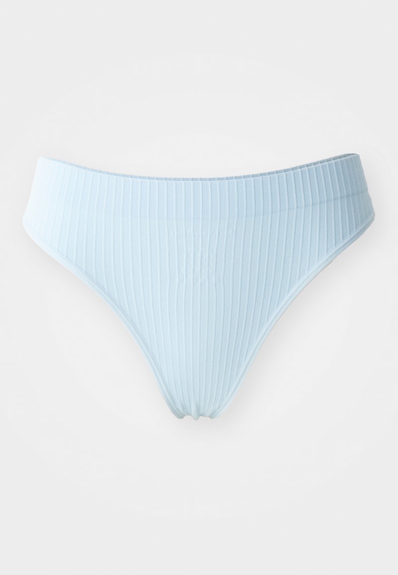 Bas de bikini bleu clair à côtes avec une taille basse, présentant une texture douce et des bords sans coutures. Aucun ornement ou matériel visible.