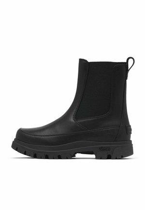 Sort læderankelstøvle med elastisk sidepanel, trækstrop bagpå og tyk rillede gummisål for udendørs greb.