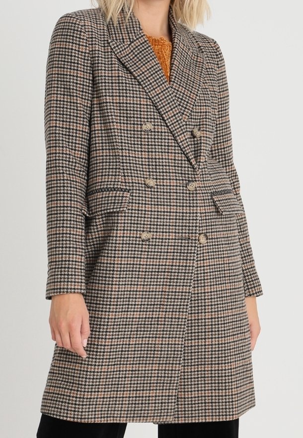 Cappotto doppiopetto in un motivo a scacchi marrone e beige, realizzato in tessuto testurizzato, con rever a punta e due tasche frontali.