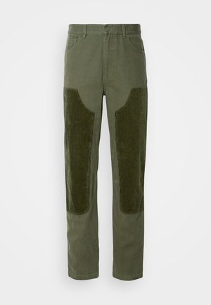 Olivgrüne Baumwollhosen mit gerippten Cordura-Patches an den Knien, gerade geschnitten und mit Fronttaschen.