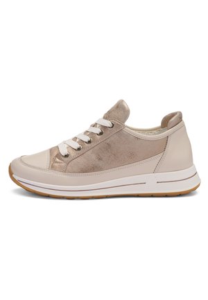 Lichtbeige en metalen roségouden laagmodel sneaker met witte veters, zacht gewatteerde zool en buitenzool van gumrubber, gezien vanaf de buitenkant.