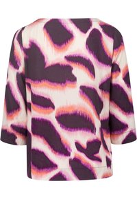 Bluse mit lila und pinkem abstraktem Muster, Dreiviertelärmel und rundem Ausschnitt, aus leichtem Stoff gefertigt. Weiche Textur und fließendes Design.