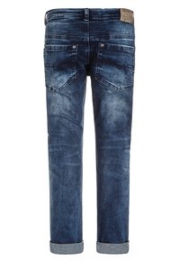 Tmavě modré džínové kalhoty s vybledlým efektem, mají pět kapes, koženou nášivku na pásku a ohrnuté lemy.