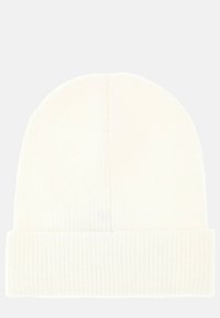 Cappello a maglia bianco con coste e risvolto, dalla superficie liscia; forma rotonda con linee verticali. Progettato per calore e comfort.