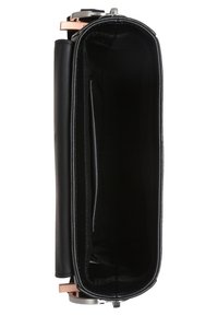 Czarna skórzana torba z gładką fakturą, metalicznymi akcentami i wydłużonym prostokątnym kształtem. Wnętrze posiada jedną przegrodę.