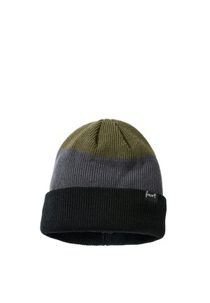 Gorro de punto con rayas horizontales en verde oliva, gris y negro, con una pequeña etiqueta negra con texto blanco en el puño negro.