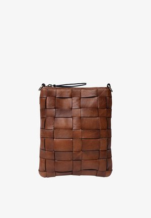 Sac en cuir tressé marron avec une fermeture éclair et une bandoulière suspendue. Surface texturée présentant un motif quadrillé et des bords lisses.