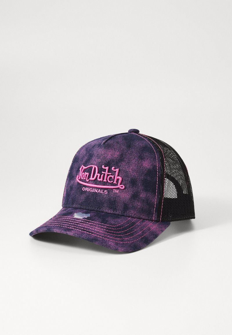 Ljubičasta in črna tie-dye trucker kapa z roza vezenim logotipom "Von Dutch Originals", ki ima ukrivljen rob in mrežaste strani.