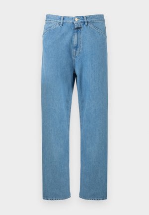 Jean en denim bleu clair avec une coupe droite, un style cinq poches et une fermeture par bouton à la taille. Aucun motif ni ornement visible.