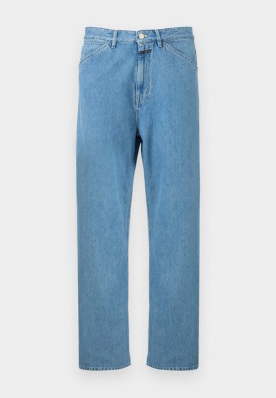 Τζιν παντελόνια από ανοιχτό μπλε τζιν ύφασμα με ευθεία γραμμή στα πόδια, σχεδιασμό με πέντε τσέπες και κουμπί στο ύψος της μέσης. Χωρίς εμφανή σχέδια ή διακοσμητικά στοιχεία.