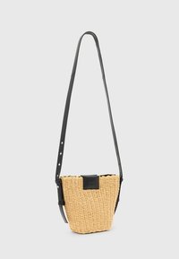 Borsa a tracolla in paglia intrecciata con una tracolla in pelle nera, caratterizzata da una forma strutturata e da una patch quadrata in pelle a contrasto sul davanti.