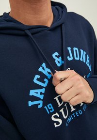 Jack & Jones JJELOGO HOOD - Bluza z kapturem