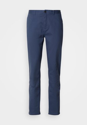 Pantaloni in cotone blu navy con un taglio slim, chiusura con bottone e linee pulite; texture liscia con tasche laterali e senza motivi visibili.