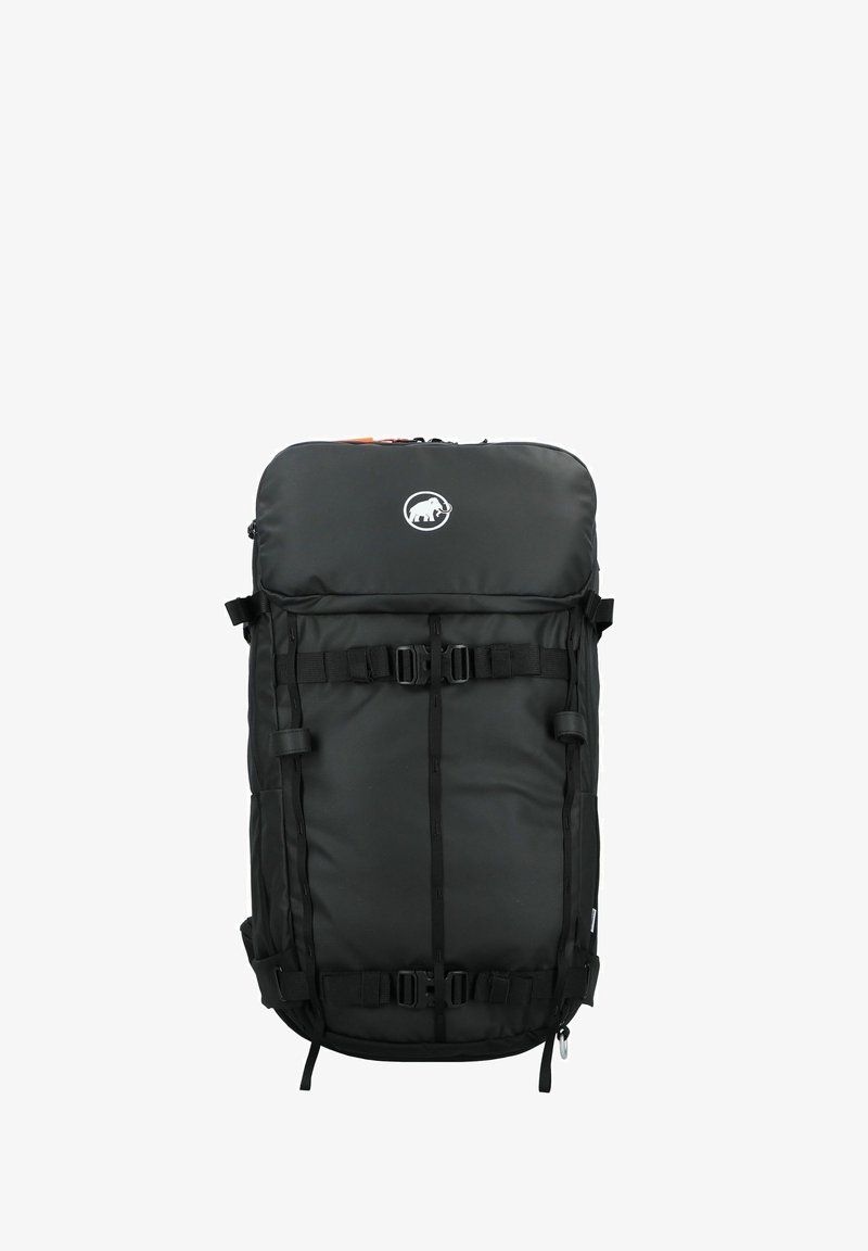 Mochila negra con forma rectangular, fabricada con material duradero, que cuenta con múltiples correas ajustables, un logotipo y bolsillos laterales.