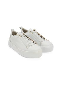Weiße Leder-Sneaker mit strukturiertem Obermaterial, Schnürverschluss und Beschlägen in Goldfarbe. Verfügt über eine dicke Plattformsohle und eine Lasche an der Ferse.