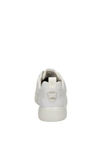 Weißer ECCO Sneaker mit einem Obermaterial aus glattem Leder, runder Form, gepolstertem Kragen und strukturiertem Gummisohle. Mit GORE-TEX-Branding an der Ferse.