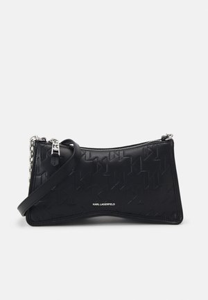 Sort læderclutch med præget logomønster, sølvhardware og aftagelig kæderem. Lynlåslukning øverst.