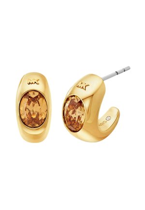 Orecchini a cerchio in oro con cristalli ovali di un leggero arancione. Presentano una finitura lucida e un logo inciso. Chiusura a perno con hardware sicuro.
