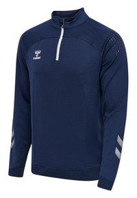 Navyblå träningspullover med en fjärdedel zip, texturerat tyg och meshdetaljer. Har reflexstriper på ärmarna och logotyp på bröstet.