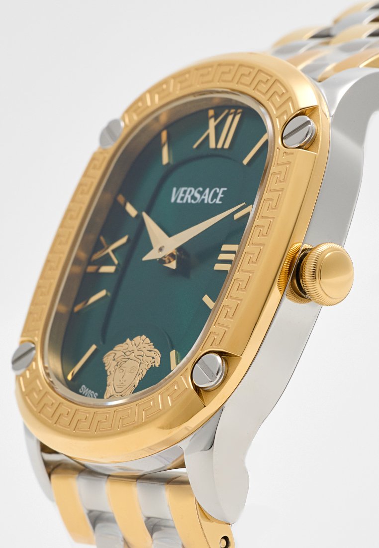 Versace-Uhr mit einem rechteckigen grünen Zifferblatt, goldfarbenen Akzenten, einem komplexen griechischen Schlüssel-Muster und einem silbernen Metallarmband. Schweizer Uhrwerk.