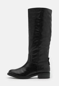 Bota de cuero negra hasta la rodilla con puntera redondeada, tacón plano, textura suave y un detalle lateral cerca del tobillo. Diseño simple sin patrones.