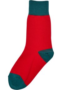 Röd bomullssocka med en grön ribbad manschett och en grön hälaccent, med en slät textur och en standard längd för crew-sockor.