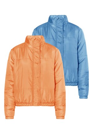Twee lichte donsjasjes met drukknopen, één oranje vooraan en één blauwe achteraan, beide met hoge kragen en elastische zomen.