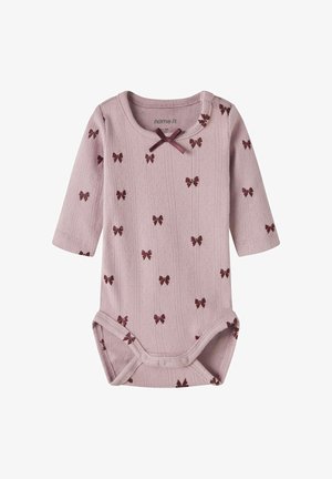 Roosa pikkade varrukatega bodi tekstuurse kangaga, millel on väikeste burgundia kaarte muster ja dekoratiivne burgundia sõlm kaela ümber.