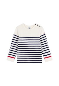 Hvit langermet genser med marineblå og røde striper, ribbestruktur, båtutringning og knappdetaljer på skulderen. Har et logo-merke.
