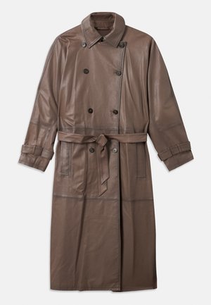 Casaco de trench coat de couro castanho com um design de duplo peito, cintura cingida e detalhes em botão na gola e nas mangas.