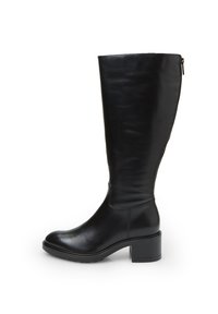 Bota alta de cuero negro con punta redonda, tacón cuadrado, textura suave y detalle de cremallera lateral. Diseño simple y elegante.