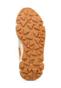 Suola della scarpa in gomma arancione, con battistrada triangolare, un elemento intermedio bianco con delle macchie e una superficie texture per la trazione. Nome del brand visibile.