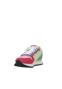Sneaker multicolore con sezioni rosa, gialle, viola e turchese, con un design bianco con lacci e una spessa suola in gomma nera.