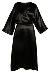 Musta satiiniwrap-mekko, jossa on V-pävät, leveät 3/4-hihat ja sidottu vyötärö. Liukas pinta hienovaraisella kiillolla. Keskivarteen ulottuva pituus.