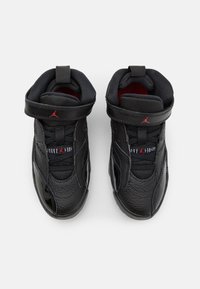 Ett par svarta högskor med kardborreband, texturerat läder, vadderade kragar, röda logodetaljer och svarta snören på en vit bakgrund.