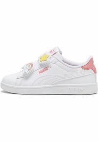 Witte sneaker met een glad synthetisch bovenwerk, roze accenten, klittenbandsluiting met ster- en regenboogontwerpen, en een vlakke rubberen zool.