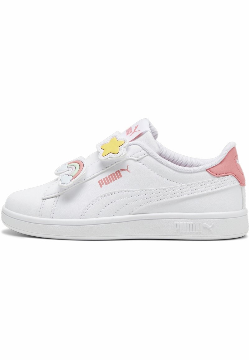 Witte sneaker met een glad synthetisch bovenwerk, roze accenten, klittenbandsluiting met ster- en regenboogontwerpen, en een vlakke rubberen zool.