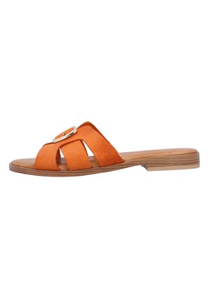 Flache Sandale mit orangefarbenen Wildlederriemen und silberner Schnalle, mit einer geschichteten Holzsohle und offenem Zehendesign.